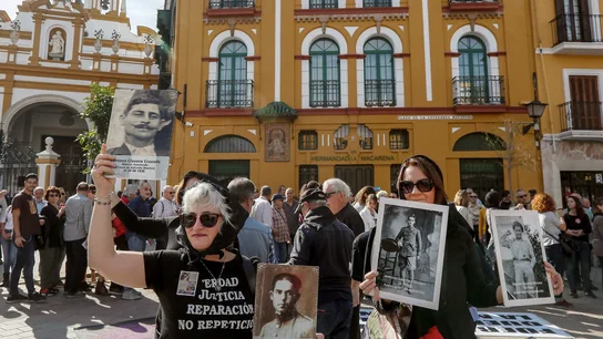 Concentración frente a la Basílica de La Macarena de Sevilla para reclamar la exhumación de los restos de Queipo de Llano Concentración frente a la Basílica de La Macarena de Sevilla para reclamar la exhumación de los restos de Queipo de Llano