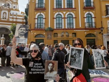 Concentración frente a la Basílica de La Macarena de Sevilla para reclamar la exhumación de los restos de Queipo de Llano Concentración frente a la Basílica de La Macarena de Sevilla para reclamar la exhumación de los restos de Queipo de Llano