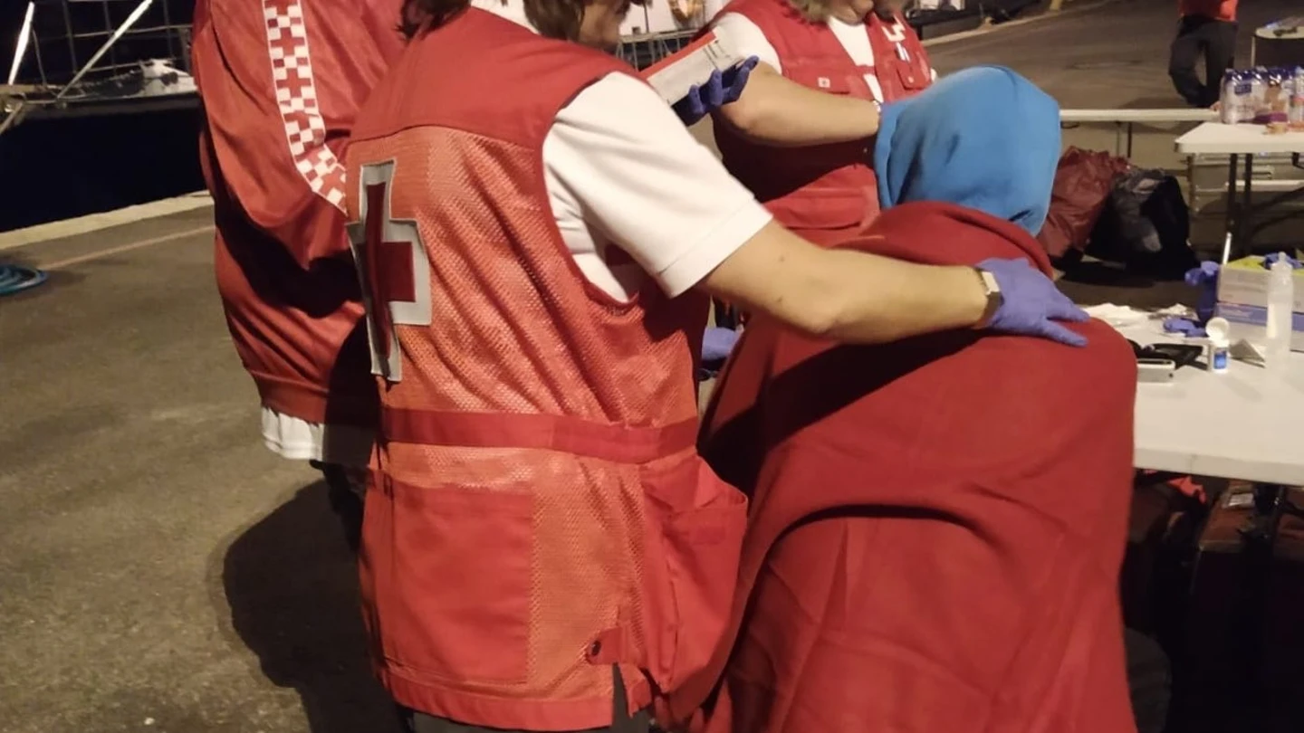 Imagen del rescate de los migrantes que han llegado a las costas de Alicante en patera Imagen del rescate de los migrantes que han llegado a las costas de Alicante en patera
