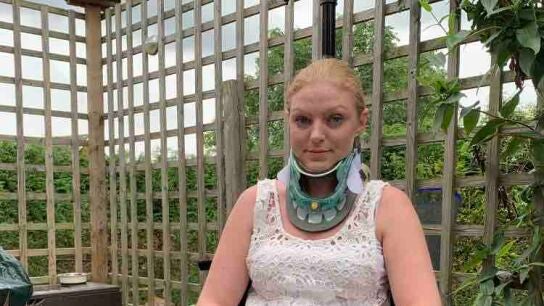 Rachel Pighills lleva collarín para evitar mover el cuello.