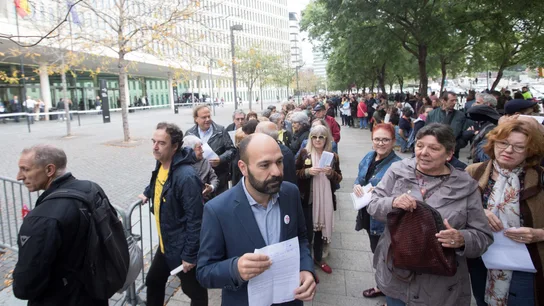 El vicepresidente de Ómnium Cultural, Marcel Mauri (c), acompañado por la activista social, Gabriela Serra (d), esperan frente a la Ciudad de la Justicia, para entregar la documentación de autoinculpación en el marco de una campaña impulsada por la entidad. El vicepresidente de Omnium Cultural, Marcel Mauri (c), acompañado por la activista social, Gabriela Serra (d), esperan frente a la Ciudad de la Justicia, para entregar la documentación de autoinculpación en el marco de una campaña impulsada por la entidad.