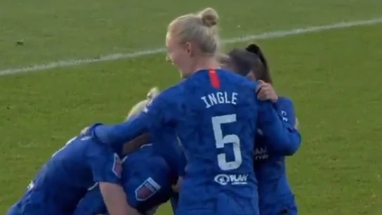 Just Ji-nius, rodeada por jugadoras del Chelsea que celebran su gol Just Ji-nius, rodeada por jugadoras del Chelsea que celebran su gol