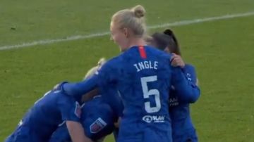 Just Ji-nius, rodeada por jugadoras del Chelsea que celebran su gol