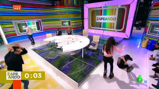 Lorena Castell se cae en Zapeando Lorena Castell se cae en Zapeando