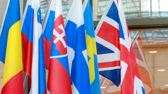 Un trabajador cuelga la bandera británica en la entrada del Consejo Europeo en Bruselas Un trabajador cuelga la bandera británica en la entrada del Consejo Europeo en Bruselas