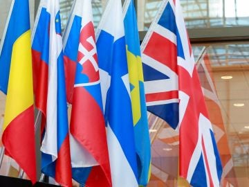 Un trabajador cuelga la bandera británica en la entrada del Consejo Europeo en Bruselas Un trabajador cuelga la bandera británica en la entrada del Consejo Europeo en Bruselas