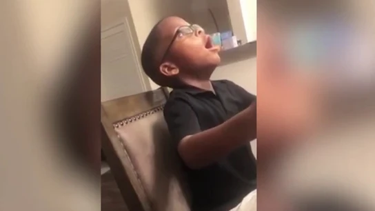 La inocente imitación de un niño de los ruidos que hacen sus padres practicando sexo La inocente imitación de un niño de los ruidos que hacen sus padres practicando sexo