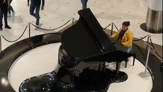 Una mujer toca el 'Cara al Sol' a piano en un centro comercial de Valladolid Una mujer toca el 'Cara al Sol' a piano en un centro comercial de Valladolid