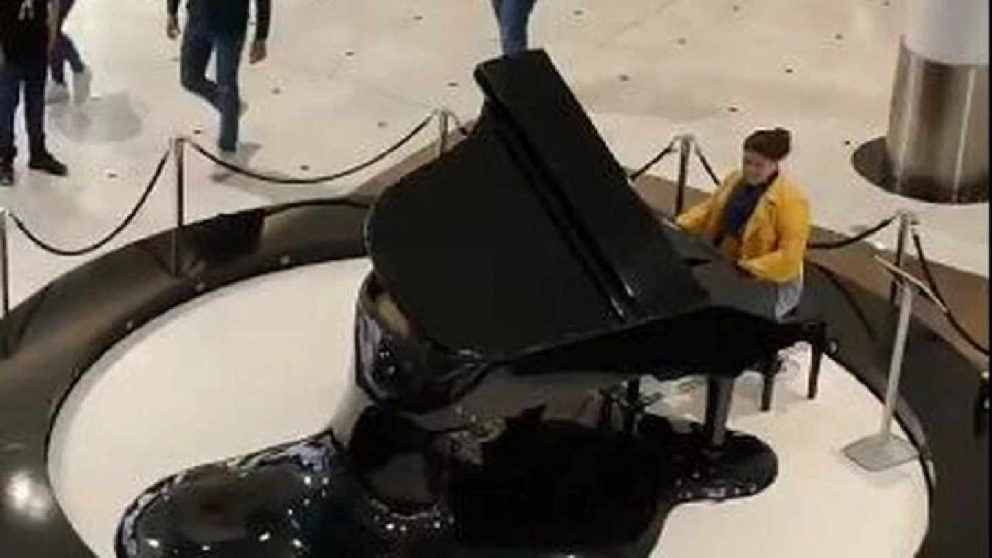 Una mujer toca el 'Cara al Sol' a piano en un centro comercial de Valladolid Una mujer toca el 'Cara al Sol' a piano en un centro comercial de Valladolid