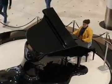 Una mujer toca el 'Cara al Sol' a piano en un centro comercial de Valladolid Una mujer toca el 'Cara al Sol' a piano en un centro comercial de Valladolid