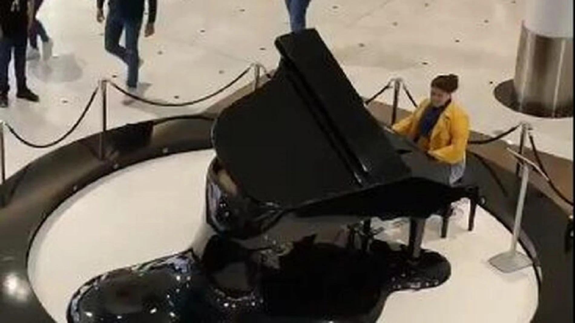 Una mujer toca el 'Cara al Sol' a piano en un centro comercial de Valladolid