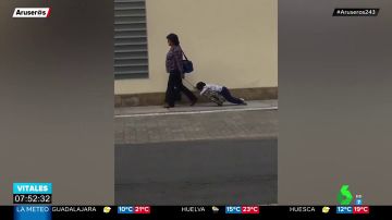 El desternillante vídeo de una madre arrastrando a su hijo al salir del colegio que se ha hecho viral