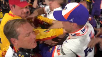 Momento de la pelea entre Joey Logano y Denny Hamlin