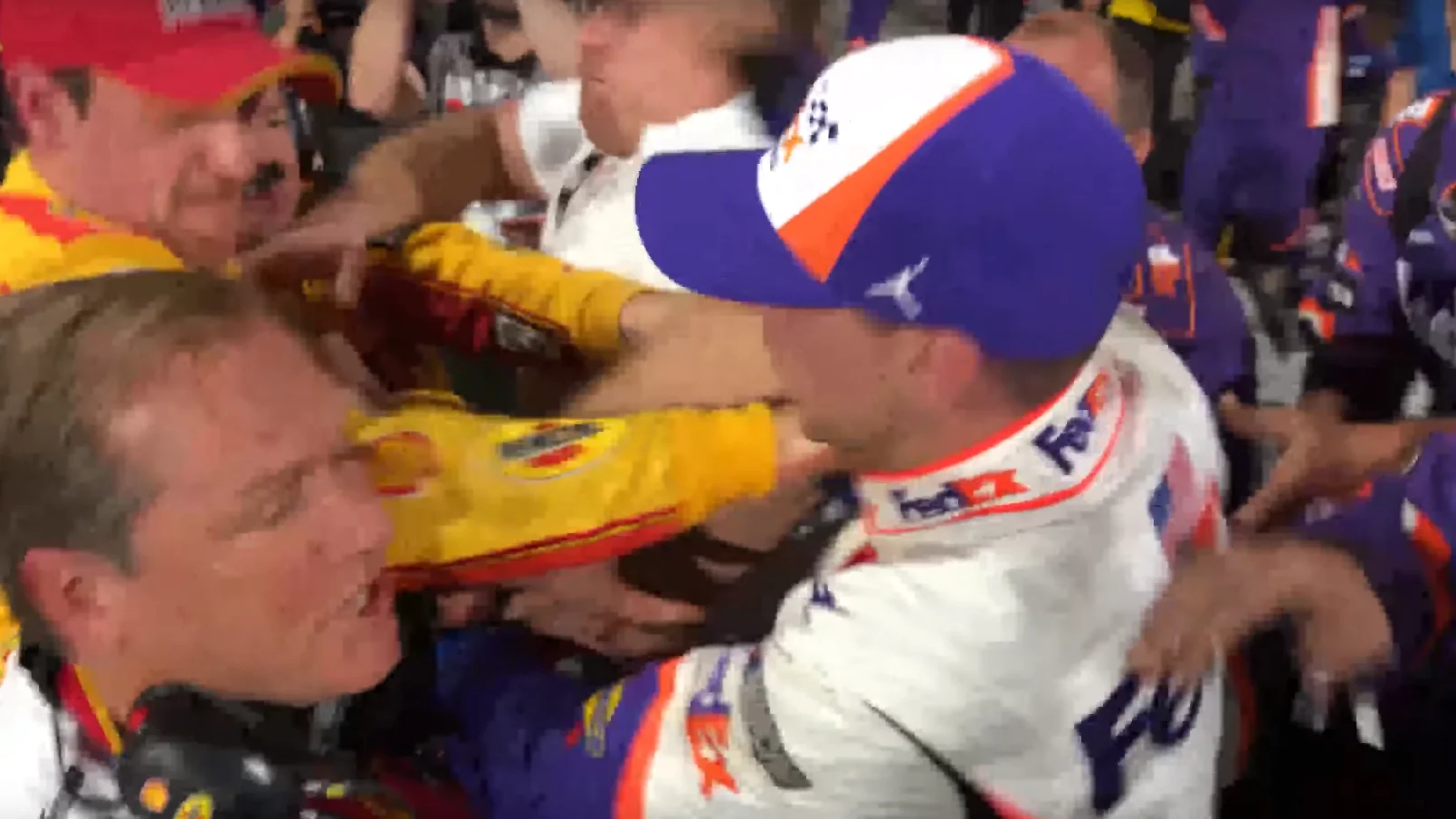 Momento de la pelea entre Joey Logano y Denny Hamlin