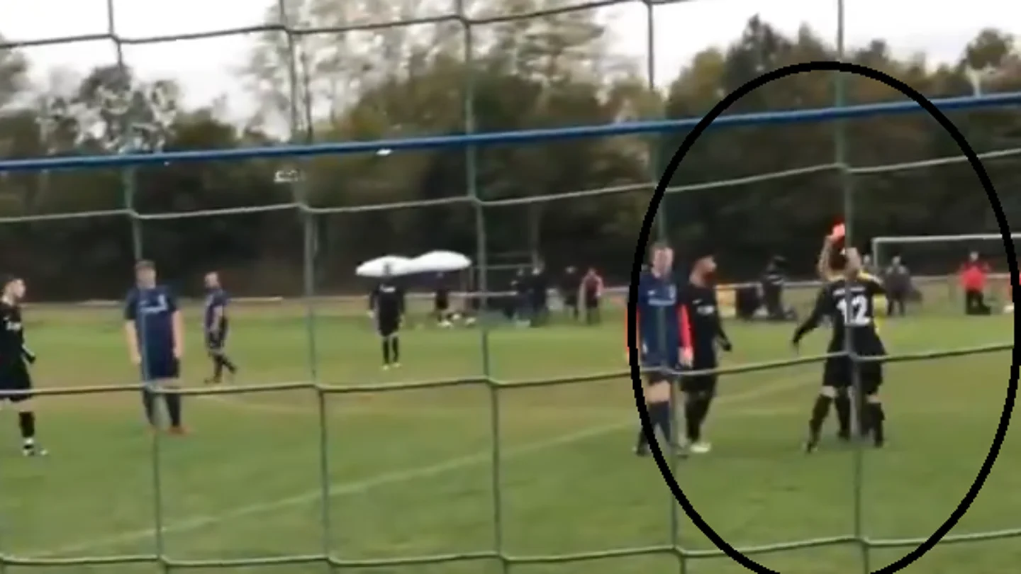 Un jugador agrede a un árbitro Un jugador agrede a un árbitro