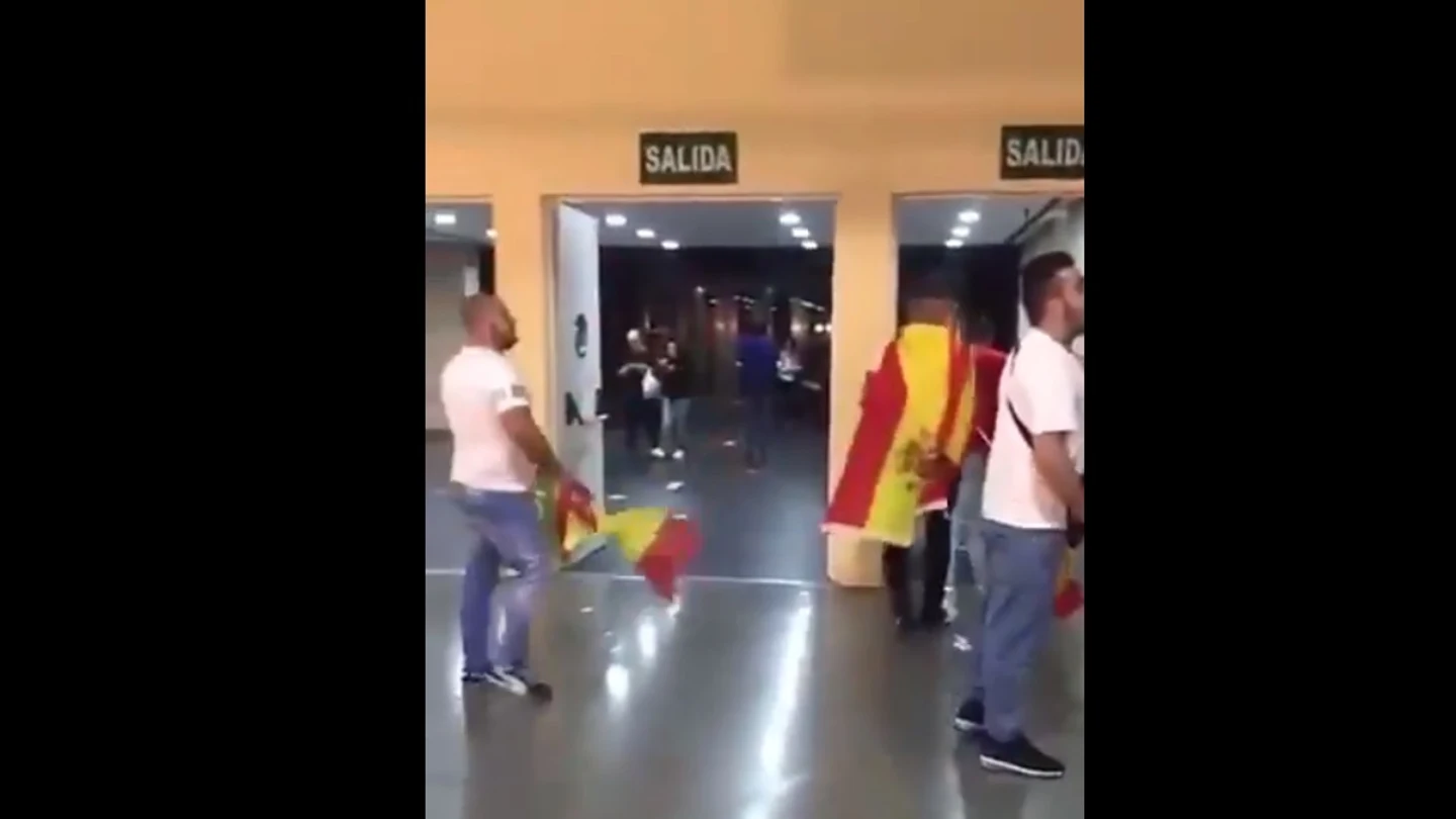 Denuncian un ataque homófobo por parte de simpatizantes de Vox en Alicante. Denuncian un ataque homófobo por parte de simpatizantes de Vox en Alicante.