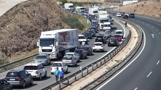 Imagen de archivo de un atasco en una autovía de España Imagen de archivo de un atasco en una autovía de España
