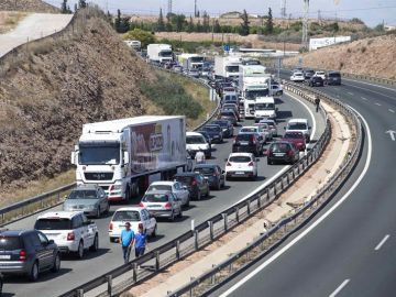Imagen de archivo de un atasco en una autovía de España Imagen de archivo de un atasco en una autovía de España