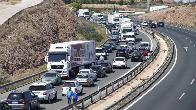 Imagen de archivo de un atasco en una autovía de España