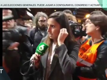 El acoso de varios manifestantes a la periodista de laSexta Claudia Collado en la estación de Sants El acoso de varios manifestantes a la periodista de laSexta Claudia Collado en la estación de Sants