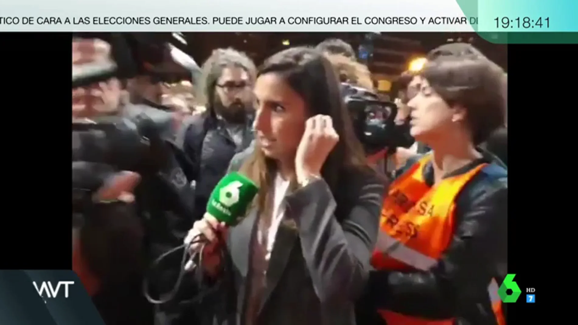 El acoso de varios manifestantes a la periodista de laSexta Claudia Collado en la estación de Sants