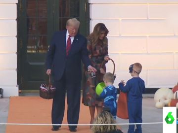 El mal rato de Donald Trump mientras varios niños le ignoran El mal rato de Donald Trump mientras varios niños le ignoran