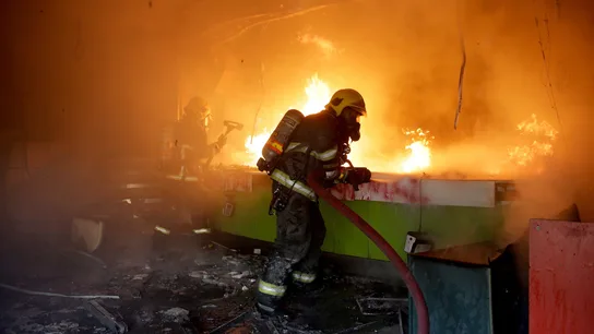 Un bombero trabaja en la extinción de un incendio que se produjo durante una protesta en Chile Un bombero trabaja en la extinción de un incendio que se produjo durante una protesta en Chile