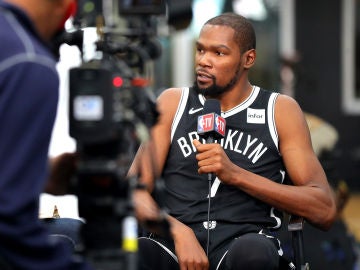 Kevin Durant habla con los medios en el 'Media day' de los Brooklyn Nets Kevin Durant habla con los medios en el 'Media day' de los Brooklyn Nets