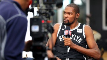 Kevin Durant habla con los medios en el 'Media day' de los Brooklyn Nets