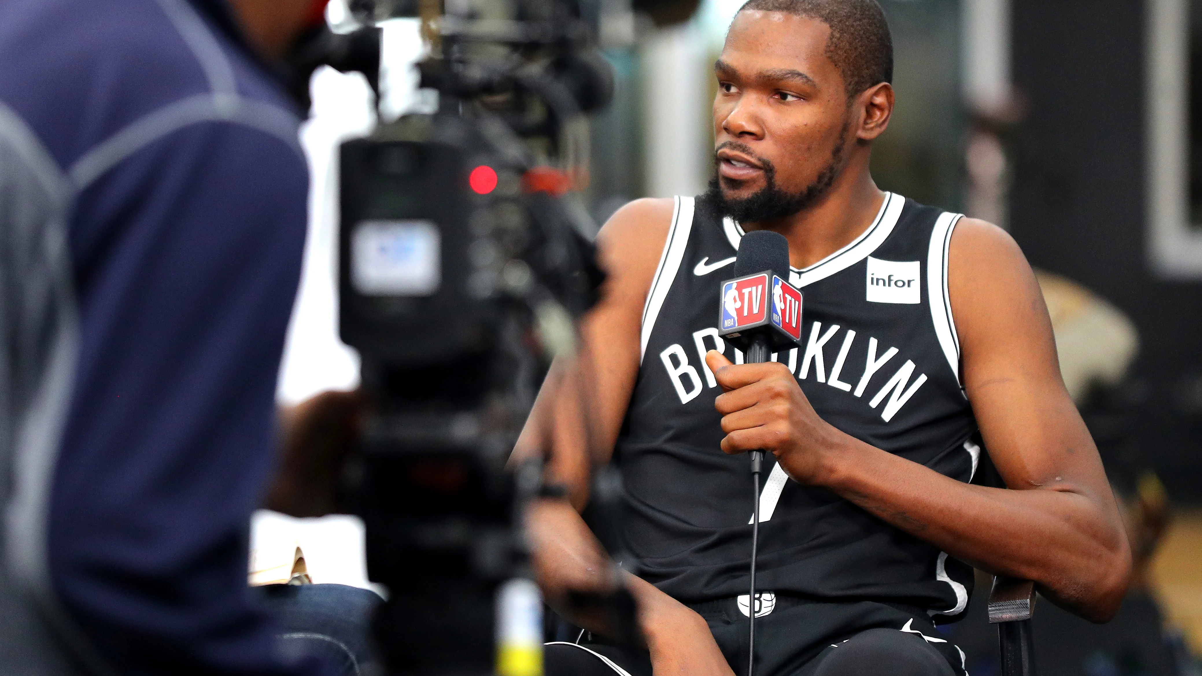 Kevin Durant habla con los medios en el 'Media day' de los Brooklyn Nets