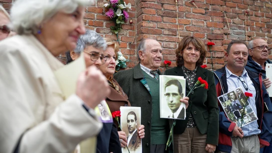 Dolores Delgado honra a 18 víctimas del franquismo: No es revancha, es justicia. Dolores Delgado honra a 18 víctimas del franquismo: No es revancha, es justicia.