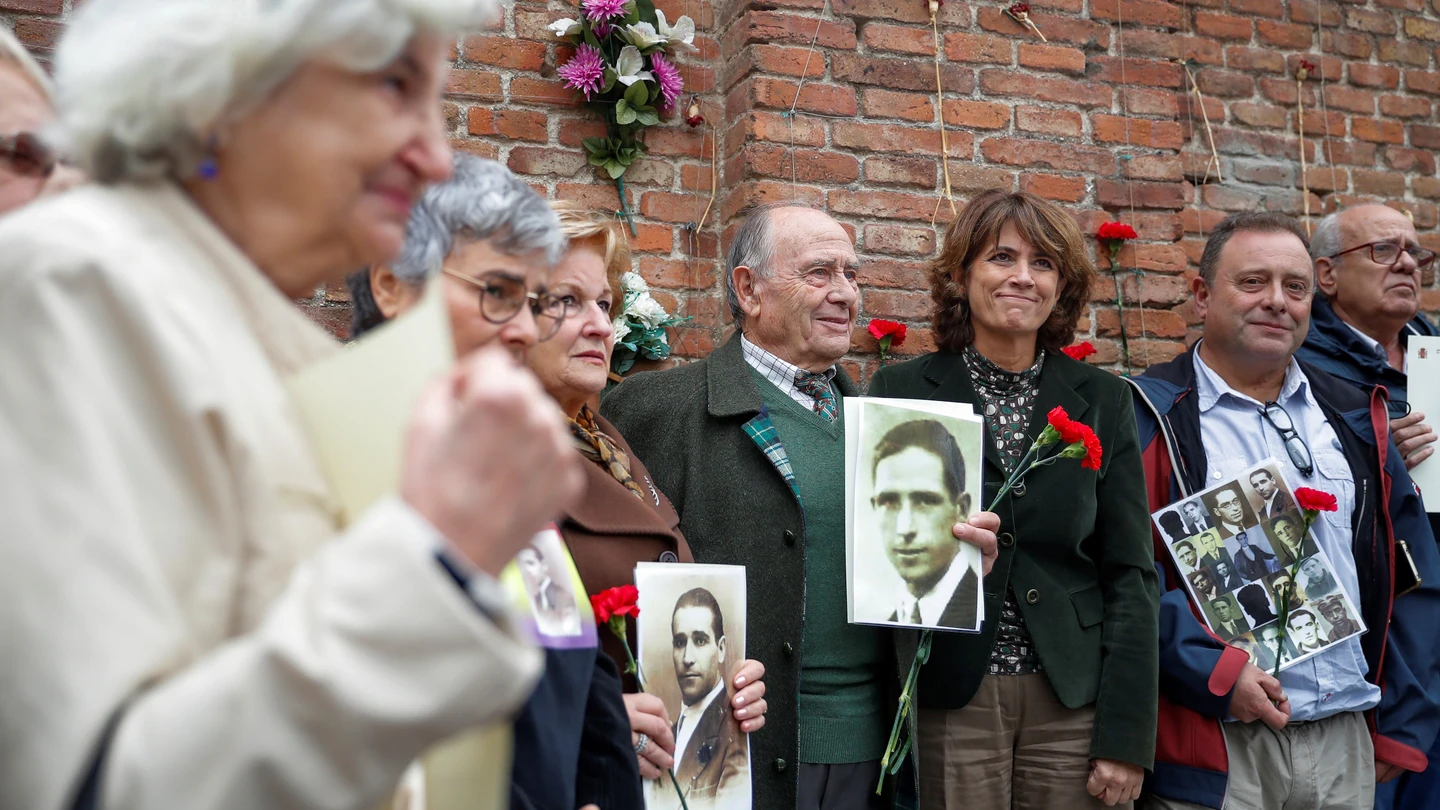 Dolores Delgado honra a 18 víctimas del franquismo: No es revancha, es justicia. Dolores Delgado honra a 18 víctimas del franquismo: No es revancha, es justicia.