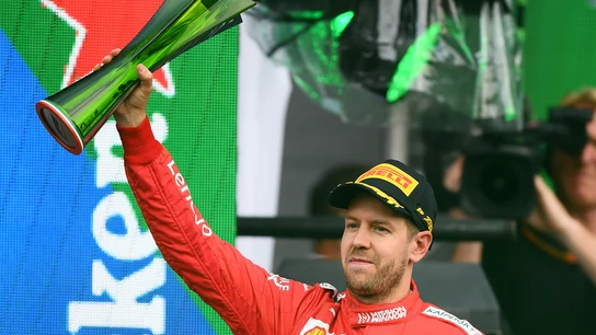 Vettel con el trofeo del GP de México Vettel con el trofeo del GP de México