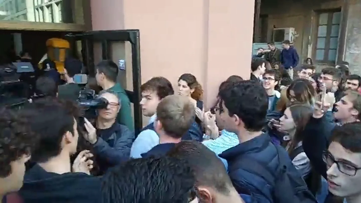 Huelga indefinida en las universidades catalanas: los piquetes bloquean los accesos de la Pompeu Fabra Huelga indefinida en las universidades catalanas: los piquetes bloquean los accesos de la Pompeu Fabra