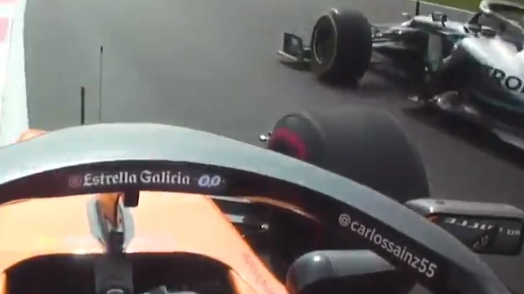 Frame del adelantamiento de Sainz a Hamilton para la historia