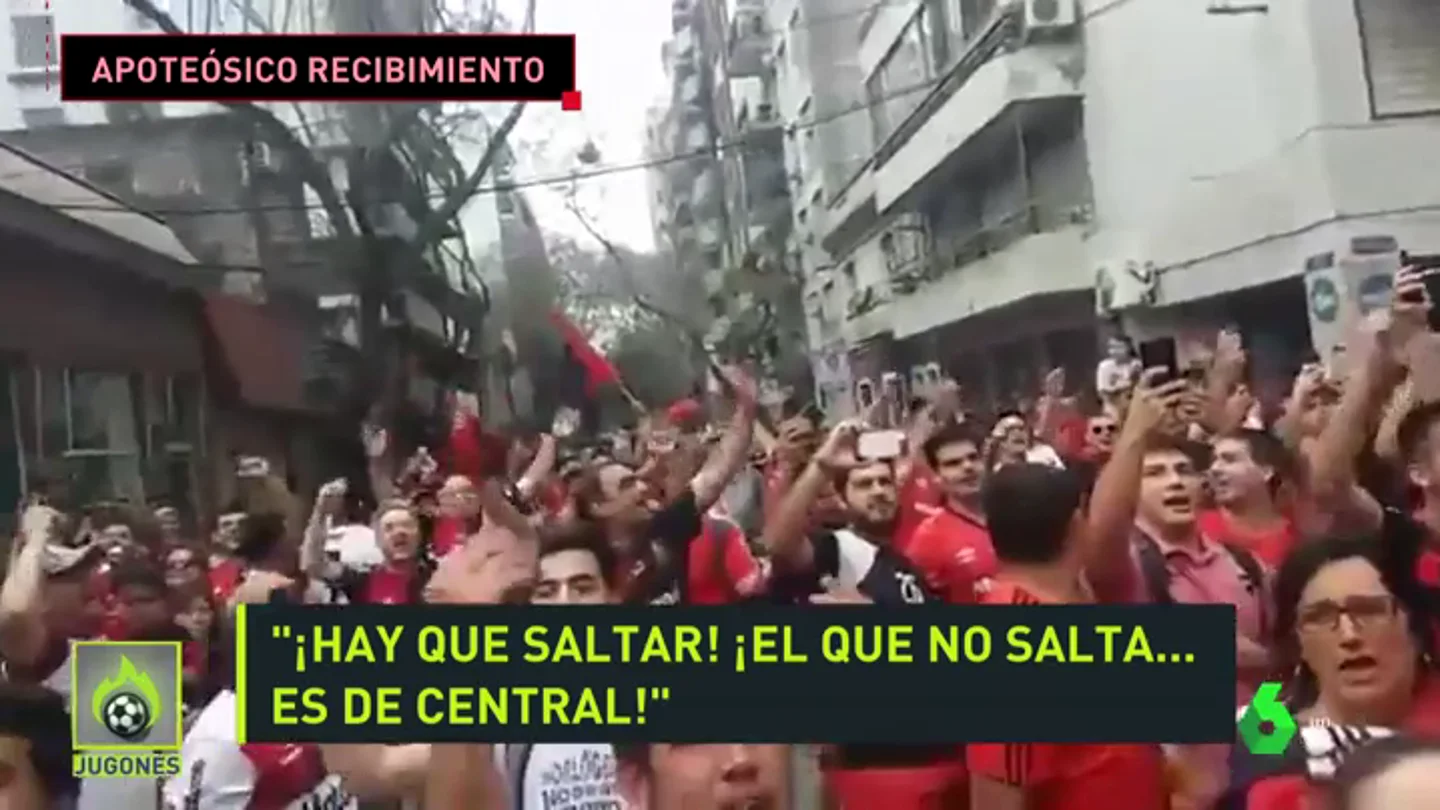 El recibimiento a Maradona de la afición de Newell's que emociona al fútbol El recibimiento a Maradona de la afición de Newell's que emociona al fútbol
