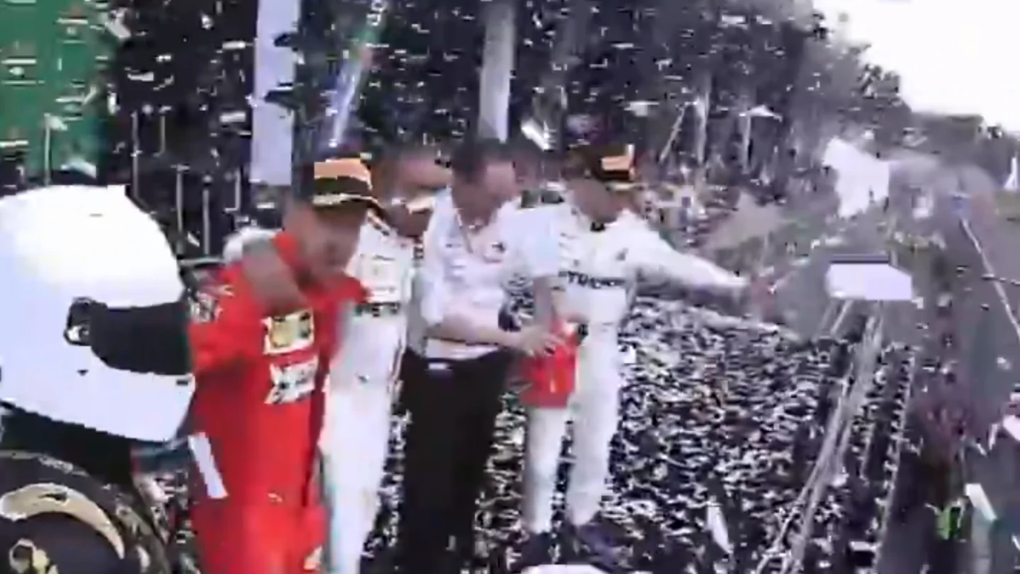 Sebastian Vettel aparta al animador del GP de México Sebastian Vettel aparta al animador del GP de México