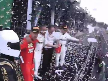 Sebastian Vettel aparta al animador del GP de México Sebastian Vettel aparta al animador del GP de México