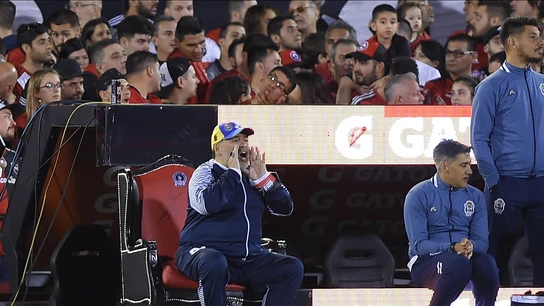Maradona da instrucciones sentado en su trono Maradona da instrucciones sentado en su trono