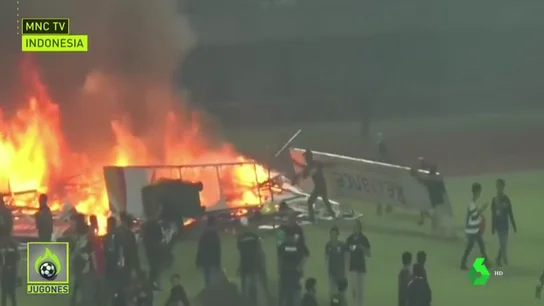Escándalo en Indonesia: aficionados del Persebaya queman el estadio tras una derrota Escándalo en Indonesia: aficionados del Persebaya queman el estadio tras una derrota