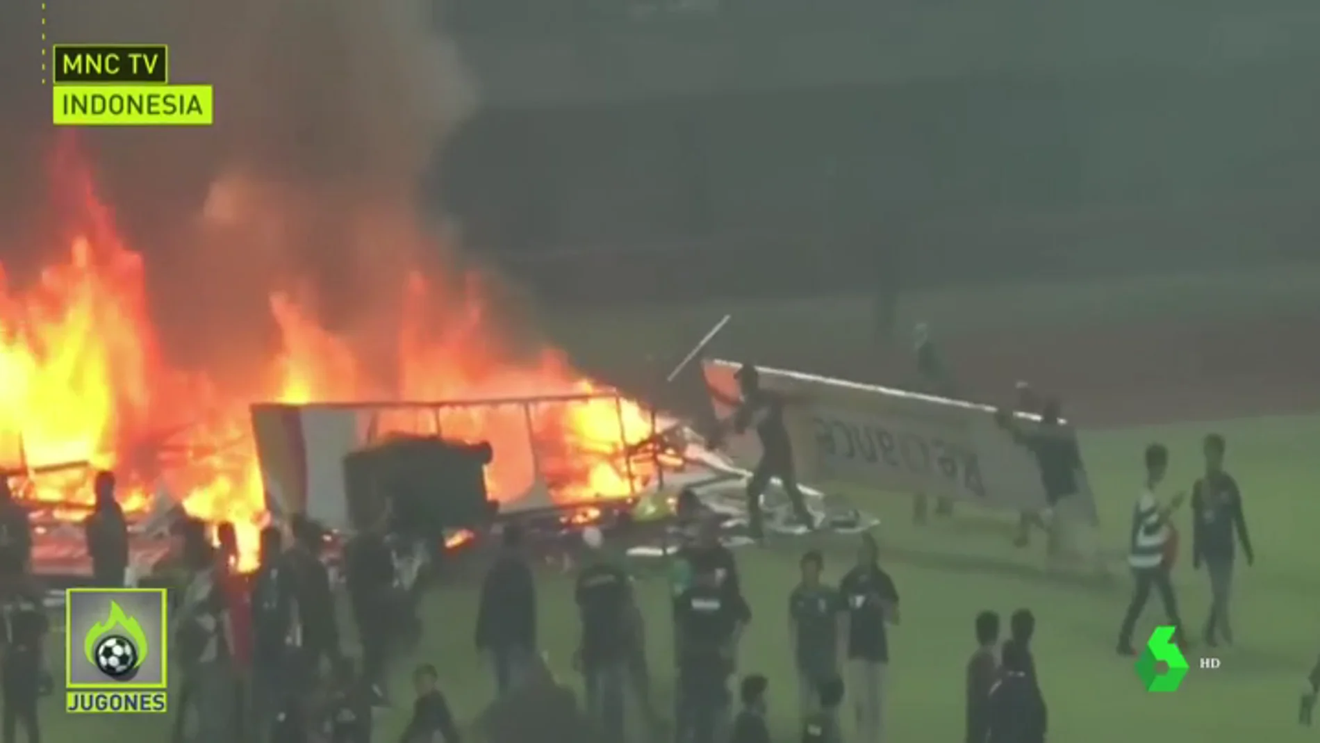 Escándalo en Indonesia: aficionados del Persebaya queman el estadio tras una derrota