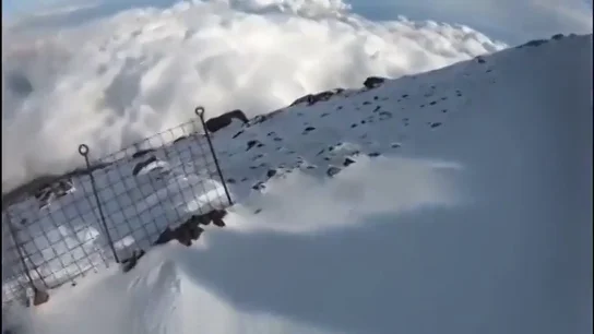 Un montañero graba su propia caída en directo en el Monte Fuji Un montañero graba su propia caída en directo en el Monte Fuji