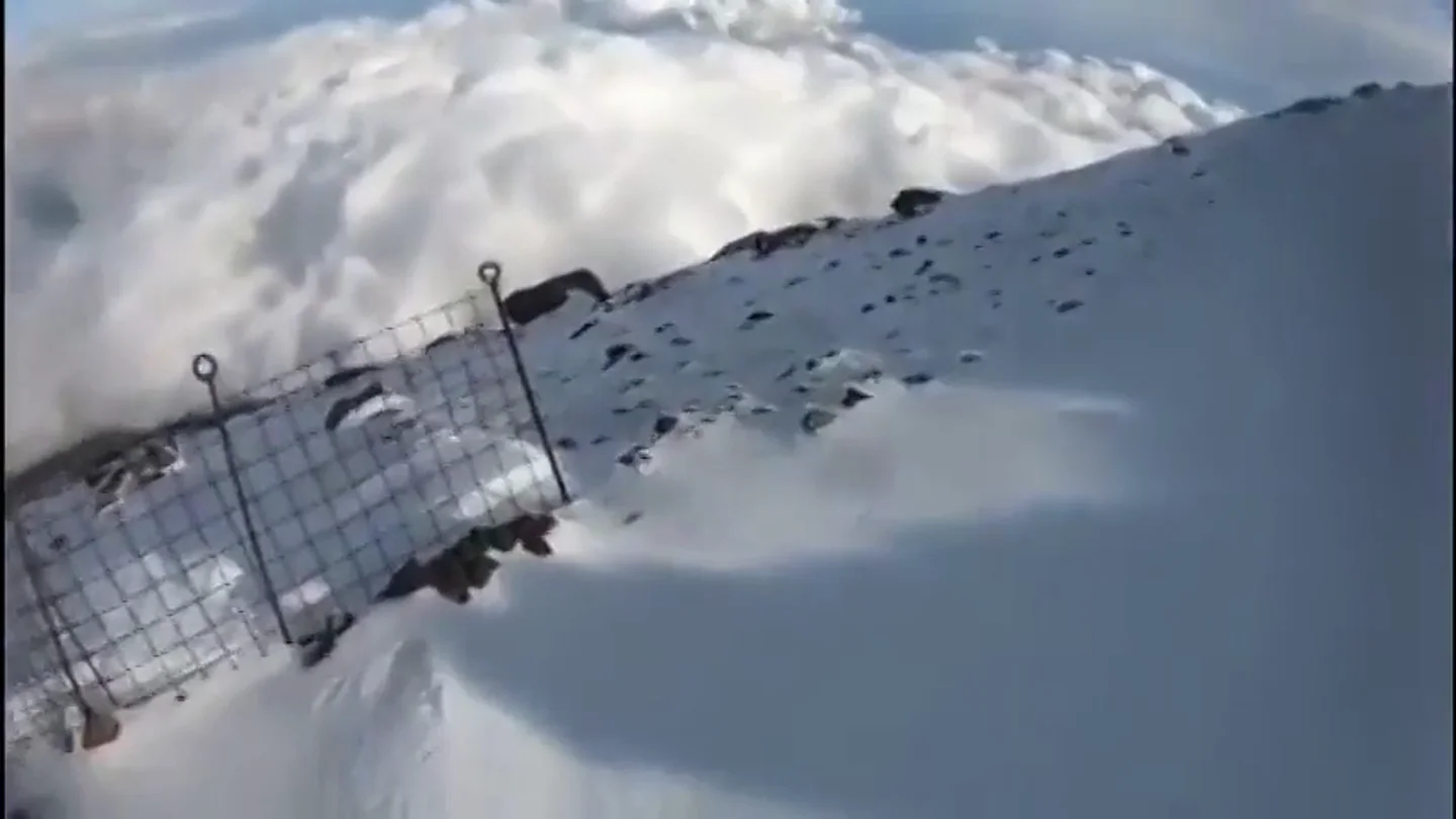Un montañero graba su propia caída en directo en el Monte Fuji Un montañero graba su propia caída en directo en el Monte Fuji