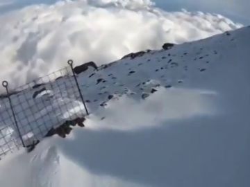 Un montañero graba su propia caída en directo en el Monte Fuji Un montañero graba su propia caída en directo en el Monte Fuji