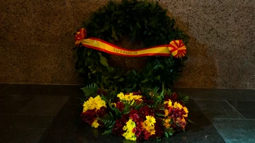 Imagen de una corona de flores de la familia Franco