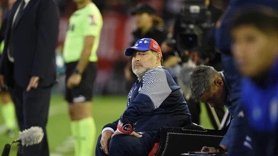 Maradona, sentado en su 'trono' Maradona, sentado en su 'trono'