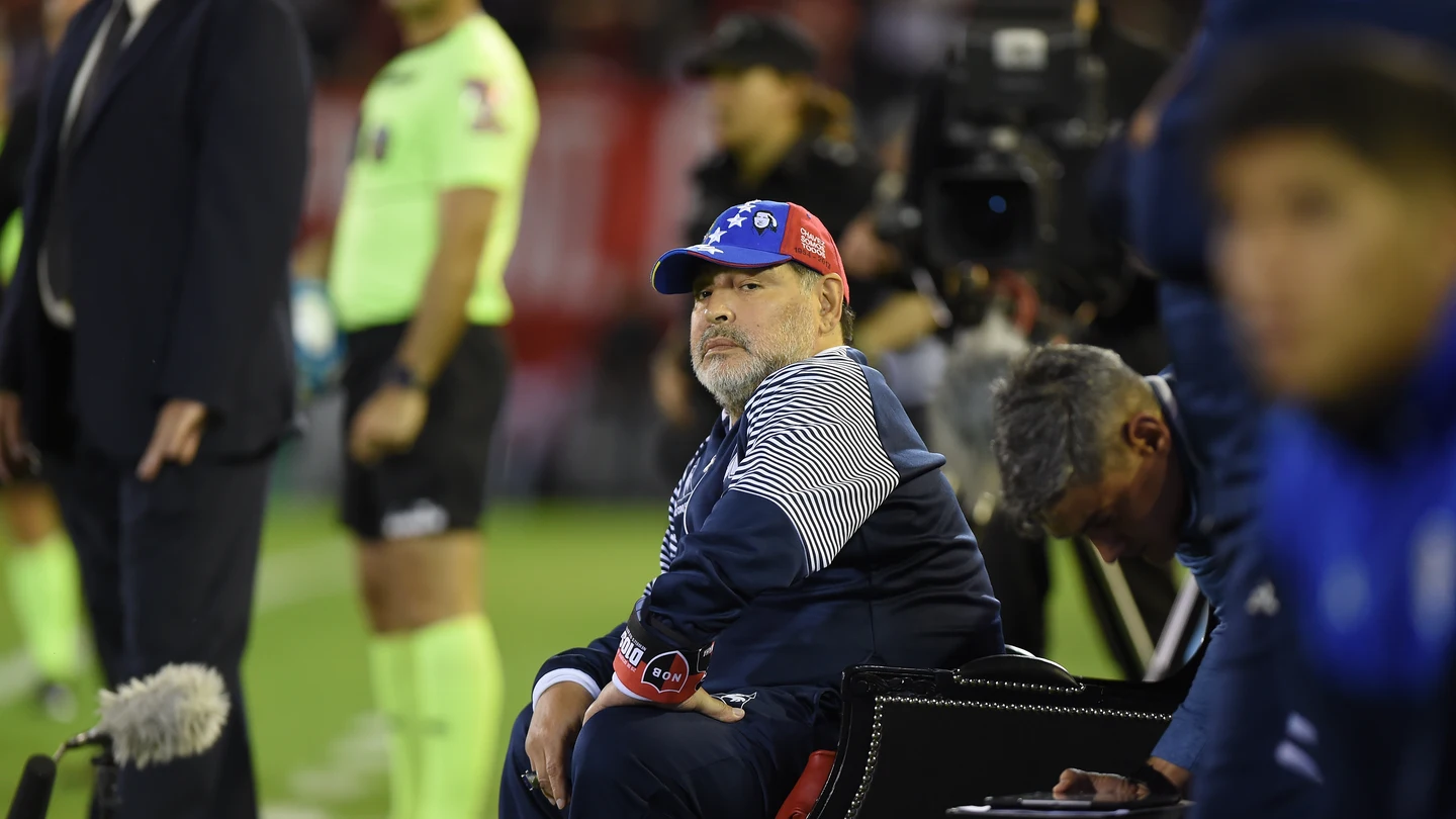 Maradona, sentado en su 'trono' Maradona, sentado en su 'trono'