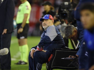 Maradona, sentado en su 'trono' Maradona, sentado en su 'trono'