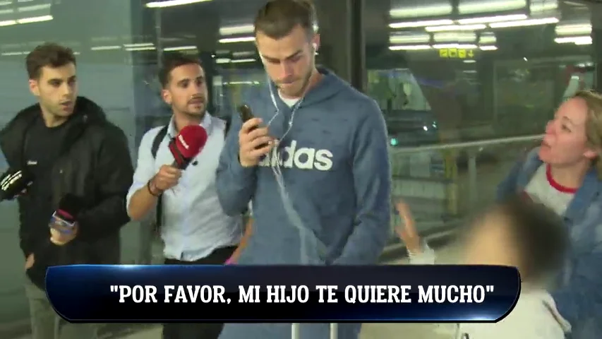 El criticado gesto de Gareth Bale con un niño en el aeropuerto