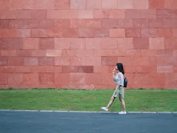 Mujer caminando Mujer caminando